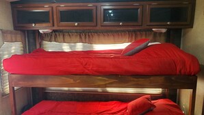 1 bedroom, WiFi (free), bed sheets - Cozy RV Camper in beautiful Clearwater (Clearwater)