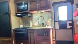 Coffee/tea maker, fridge, microwave, oven - Cozy RV Camper in beautiful Clearwater (Clearwater)