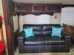 Living area - Cozy RV Camper in beautiful Clearwater (Clearwater)