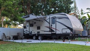 Property grounds - Cozy RV Camper in beautiful Clearwater (Clearwater)