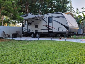 Property grounds - Cozy RV Camper in beautiful Clearwater (Clearwater)