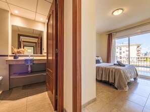 2 bedrooms, iron/ironing board, Internet