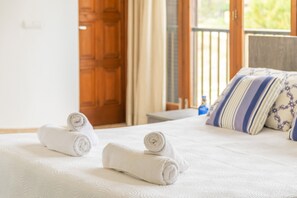 4 bedrooms, iron/ironing board, free WiFi, bed sheets