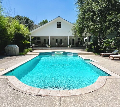 Private guesthouse with private swimming pool, spa and custom pool