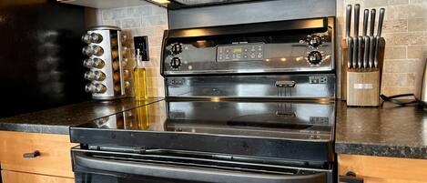 Refrigerador, microondas, horno y parrilla de estufa