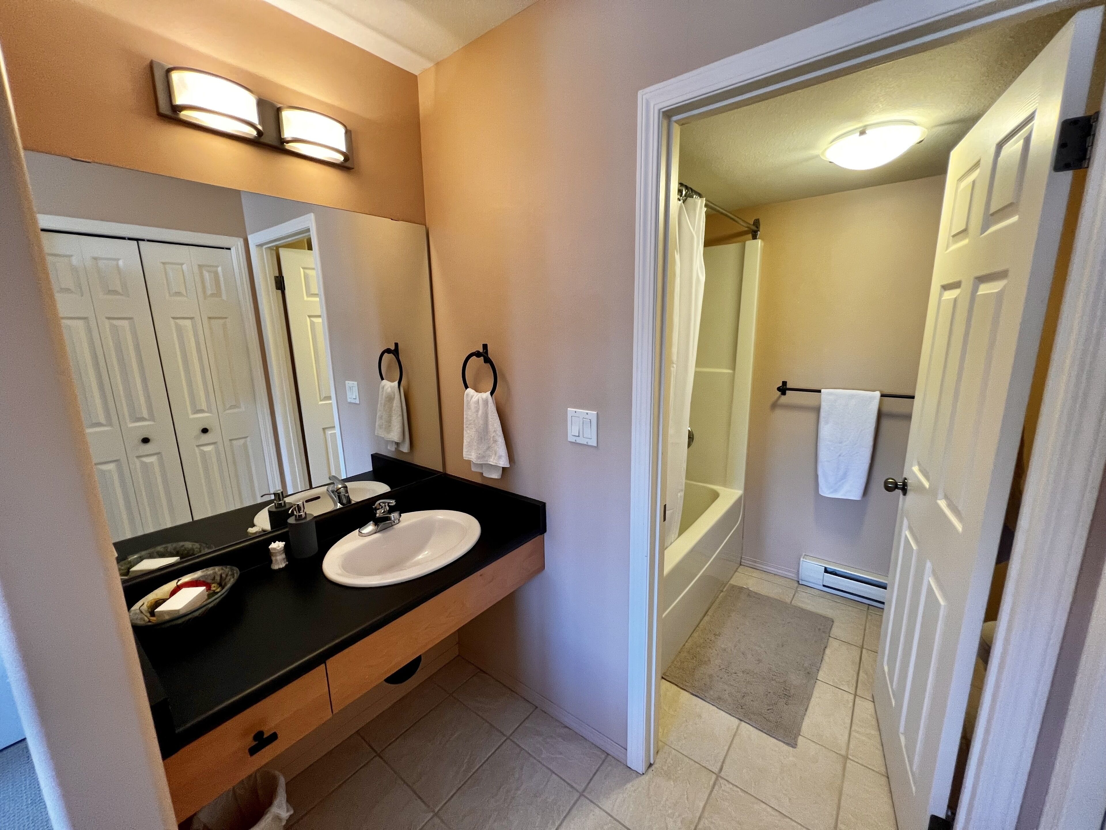 Modern Mountain Vacation! Private Hot Tub 3bd/3bth