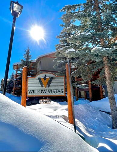 Modern Mountain Vacation! Private Hot Tub 3bd/3bth