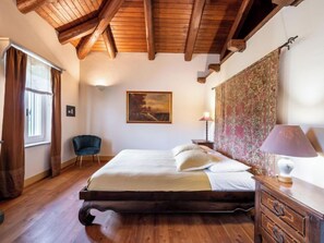 5 camere, una scrivania, accesso a Internet gratuito