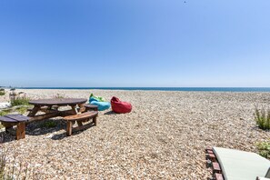 On the beach - Seasidings, Pagham - sleeps 10 guests  in 5 bedrooms (Bognor Regis)