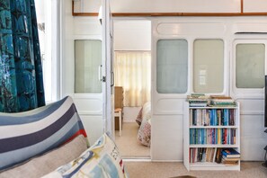 5 bedrooms, WiFi, bed sheets