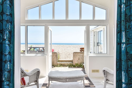 Seasidings, Pagham - sleeps 10 guests  in 5 bedrooms