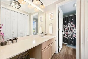 Bathroom - The Bumble Bee Hive at Deep Creek Lake (McHenry)