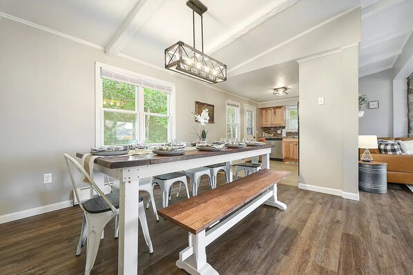 In-room dining - The Bumble Bee Hive at Deep Creek Lake (McHenry)