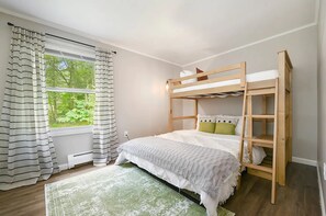 6 bedrooms, iron/ironing board, free WiFi