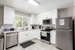 Perhetalo | Yksityinen keittiö | Jääkaappi, mikroaaltouuni, uuni, liesi