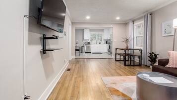 Family House | 4 bedrooms, blackout drapes, iron/ironing board, free WiFi