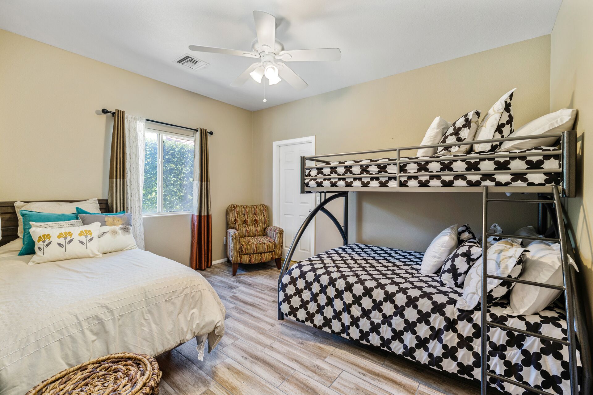 Beautiful Desert Retreat-Bright and Spacious with private pool and Jacuzzi.