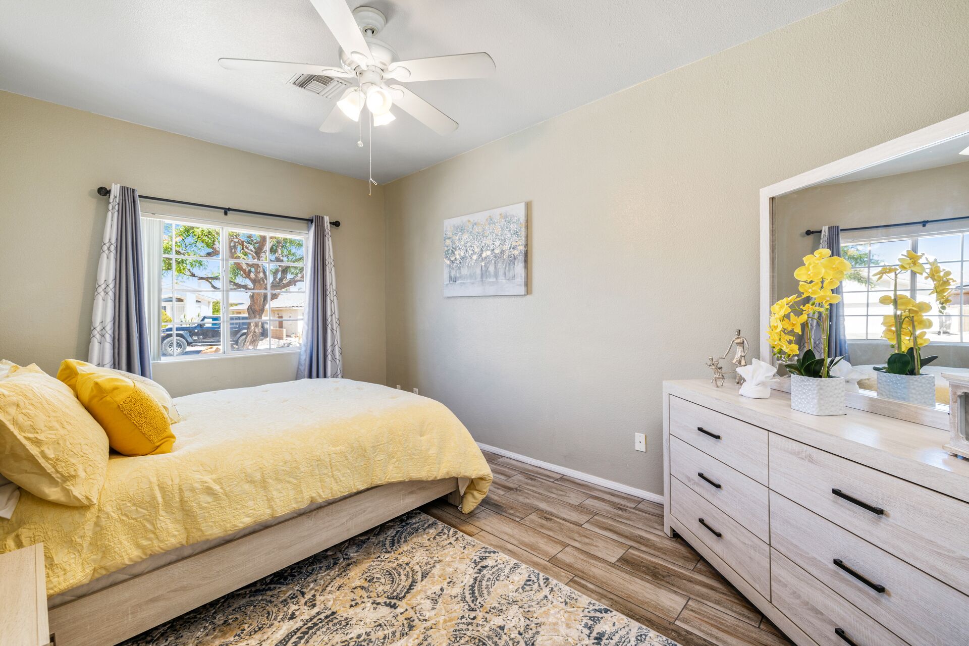 Beautiful Desert Retreat-Bright and Spacious with private pool and Jacuzzi.