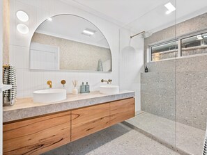 Baignoire, sĂšche-cheveux, serviettes fournies, savon