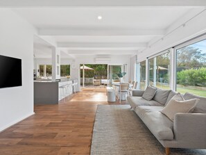 Smart-TV, Kamin, Stereoanlage