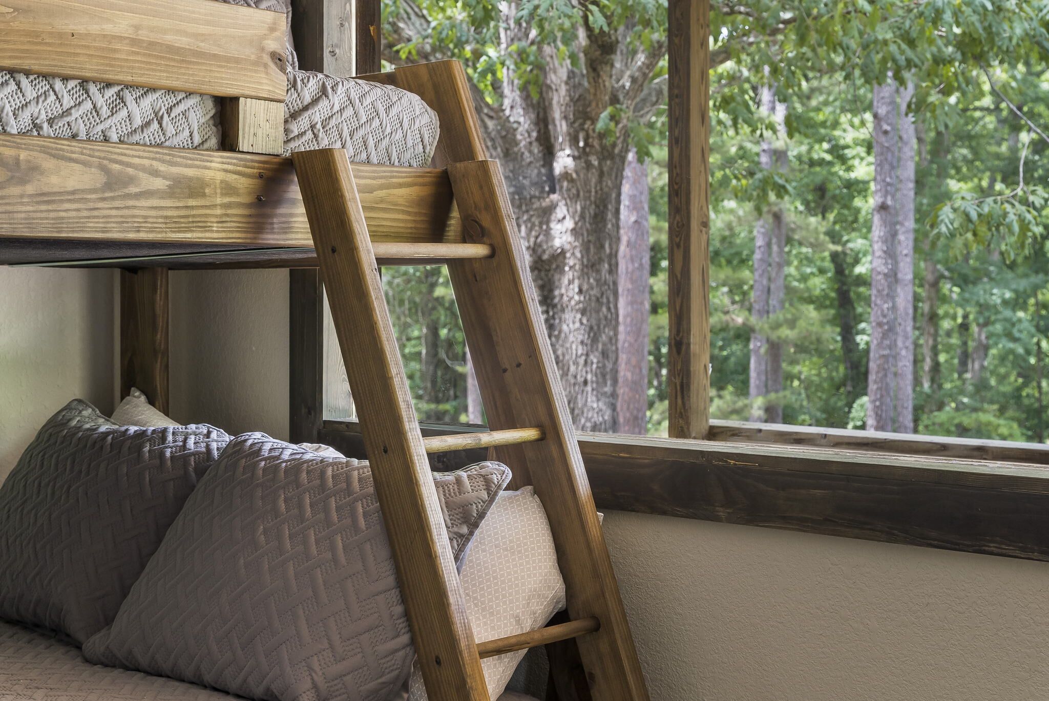 Private Cabin for 6!1 mile SDC.Resort pool/hot tub