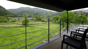 A balcony with a view of a green landscape and mountains. - Imurakebettei Tsukinohanare (Asakura)