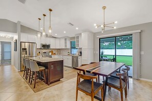 Fridge, microwave, dishwasher, coffee/tea maker - Endless Summer at Beso del Sol (Naples)