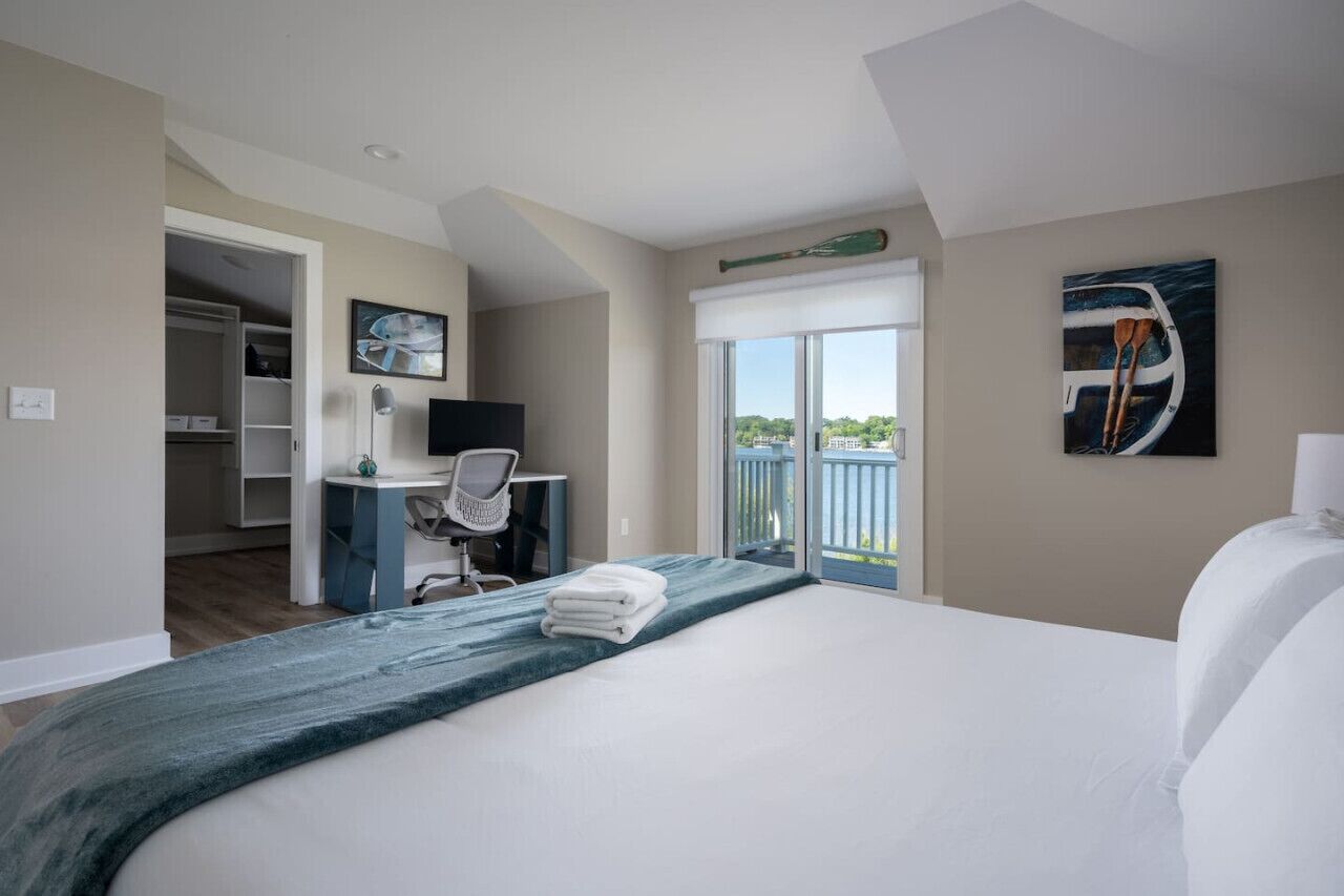 4 chambres, bureau, fer et planche à repasser, lit parapluie