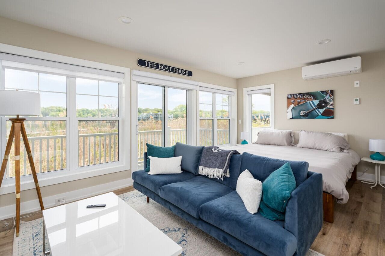 Télévision, table de tennis de table, chaîne hi-fi