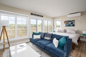 Télévision, table de tennis de table, chaîne hi-fi