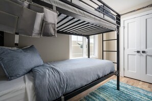 4 chambres, bureau, fer et planche Ă repasser, lit parapluie