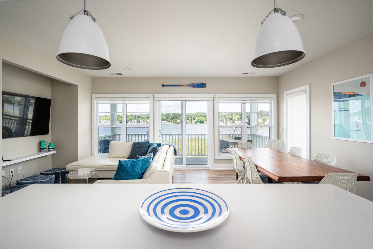 Télévision, table de tennis de table, chaîne hi-fi