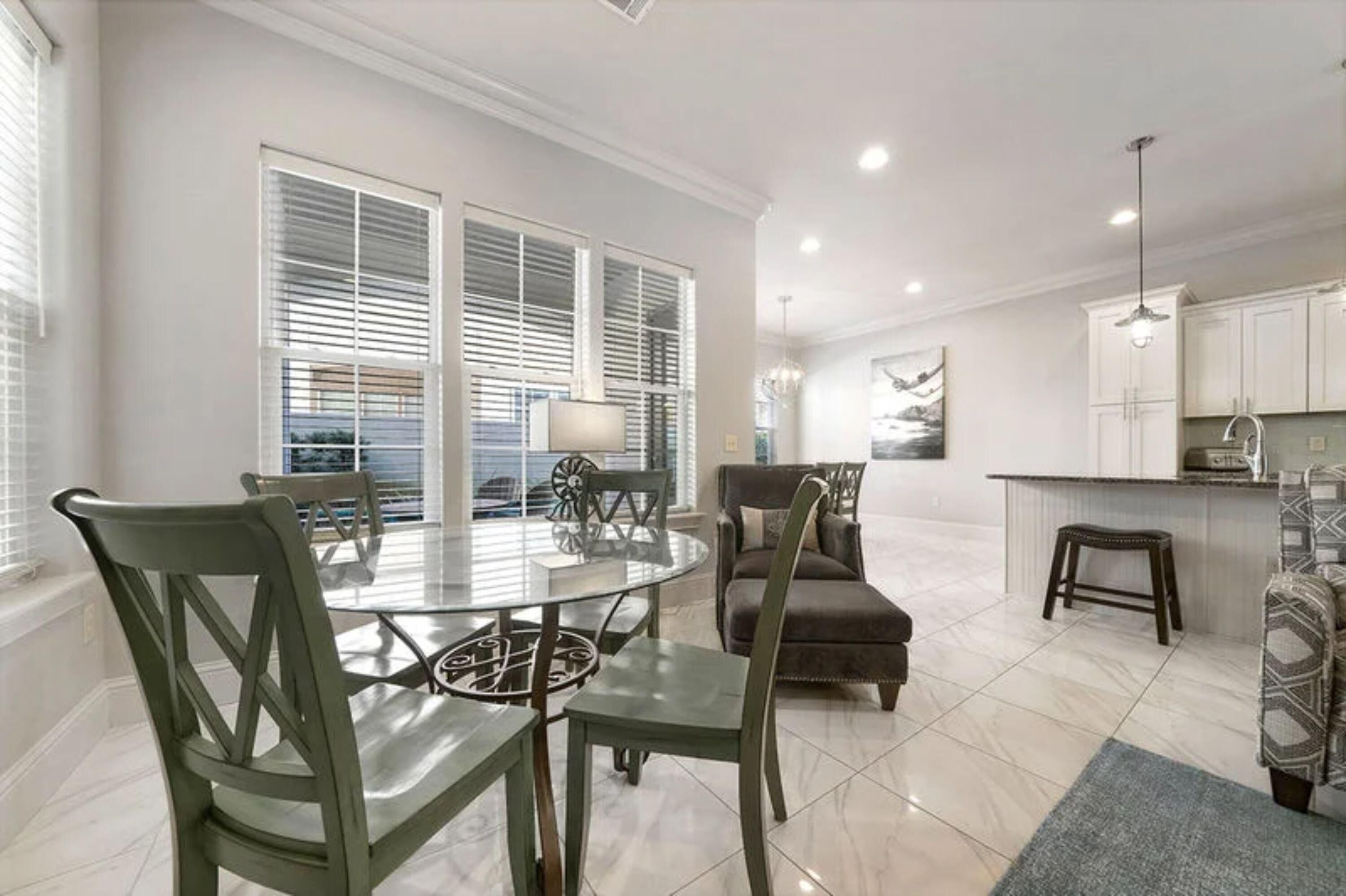 Villa, 4 Bedrooms | Makan dalam bilik