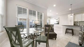 Villa, 4 Bedrooms | Makan dalam bilik