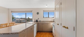 Rainbow Lake House - Lake Taupō Holiday Home