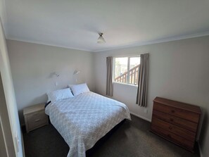 5 bedrooms, iron/ironing board, WiFi