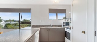 Rainbow Lake House - Lake Taupō Holiday Home