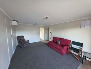 TV - Rainbow Lake House - Lake Taupō Holiday Home (Taupo Central)