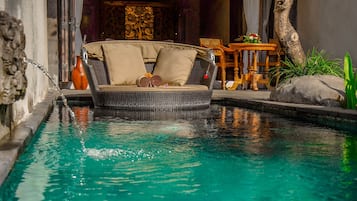 Camera Royal, piscina privata, vista valle | Una cassaforte in camera, una scrivania, ferro/asse da stiro