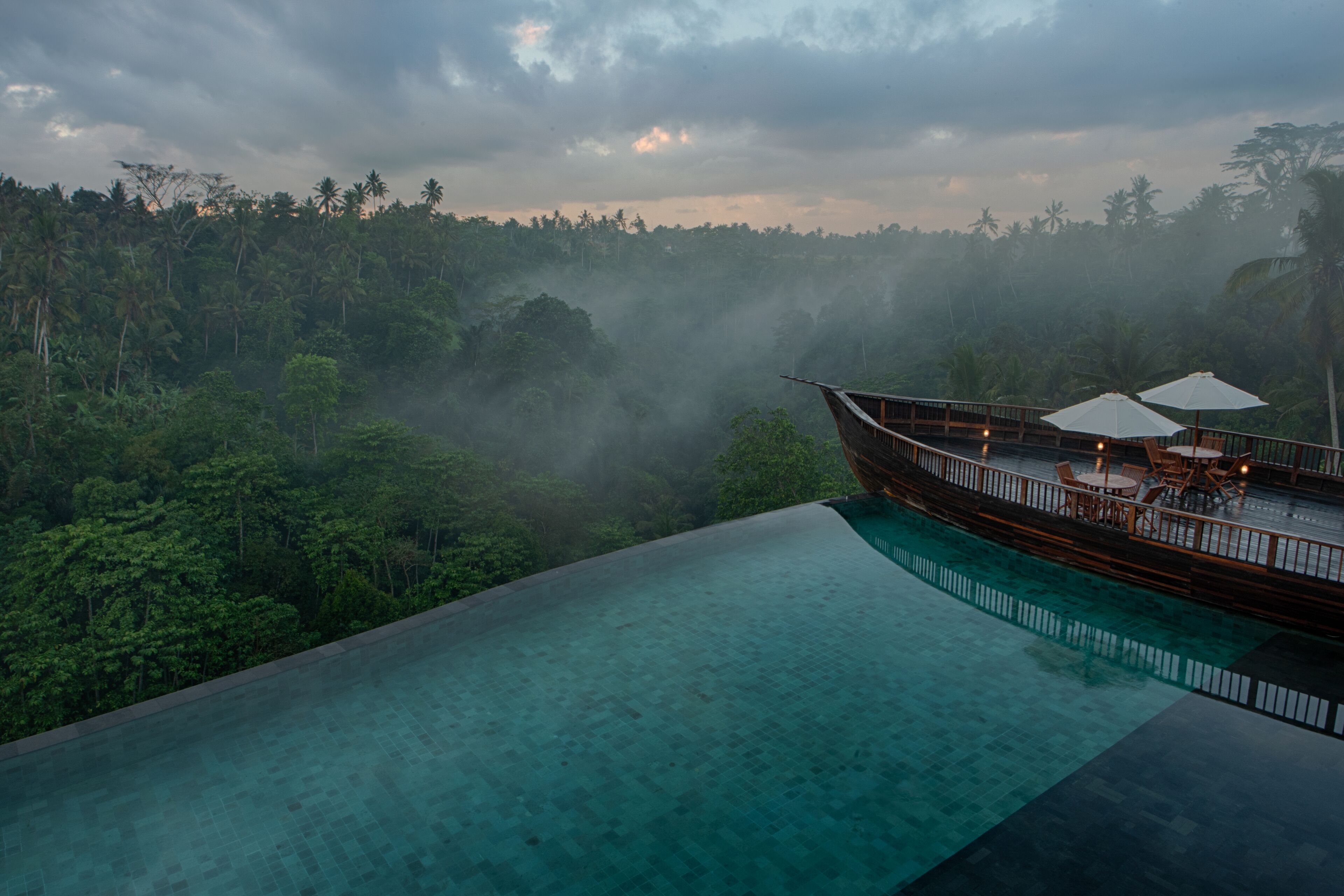 Una piscina al aire libre, tumbonas