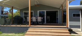 Penguins on Church -800m to Main Street, 120m to beach, 1km to boat ramp