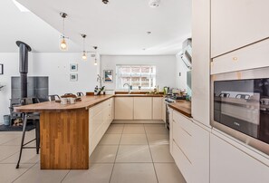 Refrigerador, microondas, lavavajillas y periquera 
