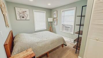 3 bedrooms, desk, iron/ironing board, free WiFi