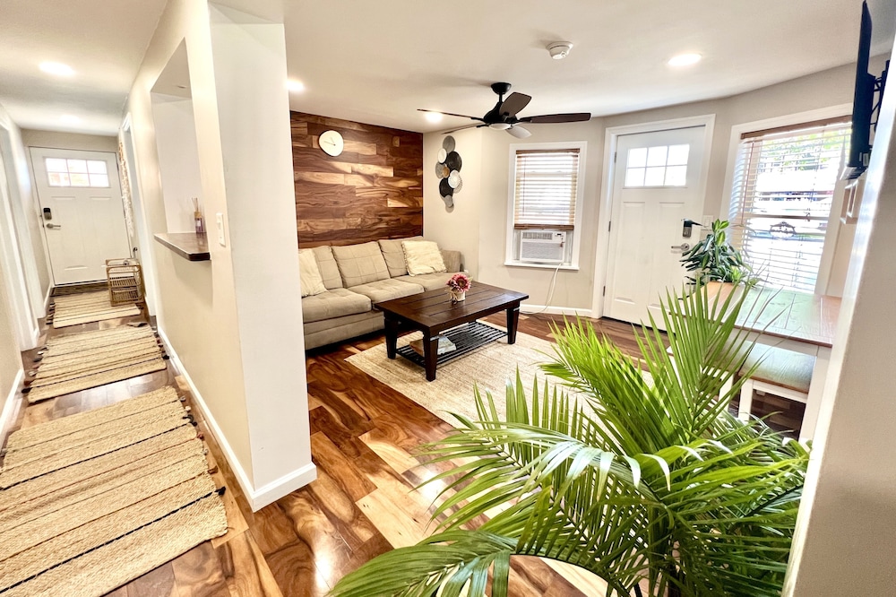 Ultra Modern 3 BR Apt - 5 min walk to the Beach!