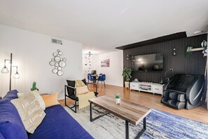 Téléviseur connecté, livres, sélection de films