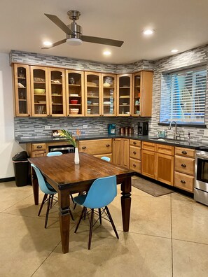 Fridge, microwave, oven, stovetop - North Shore Garden Hideaway Apartment, No Steps (Pupukea)