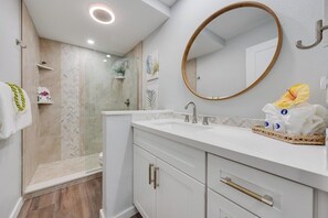 Douche, sèche-cheveux, serviettes fournies, savon
