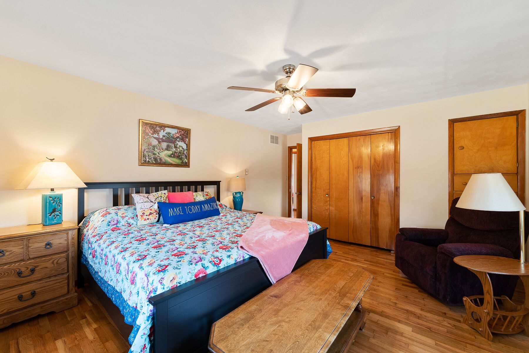 4-12 Guests! 4 bed / 2 bath - Central Missouri - Close to Interstate70 & Hwy 54!