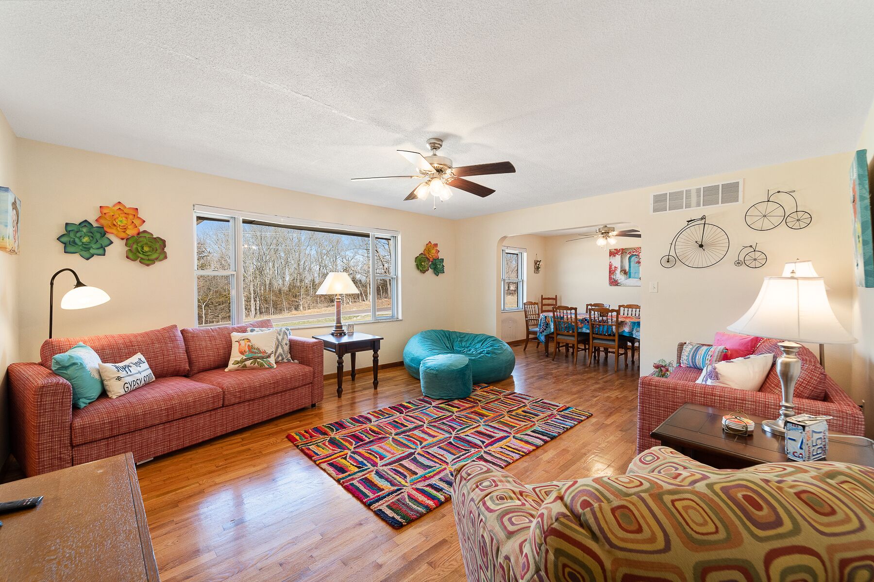 4-12 Guests! 4 bed / 2 bath - Central Missouri - Close to Interstate70 & Hwy 54!