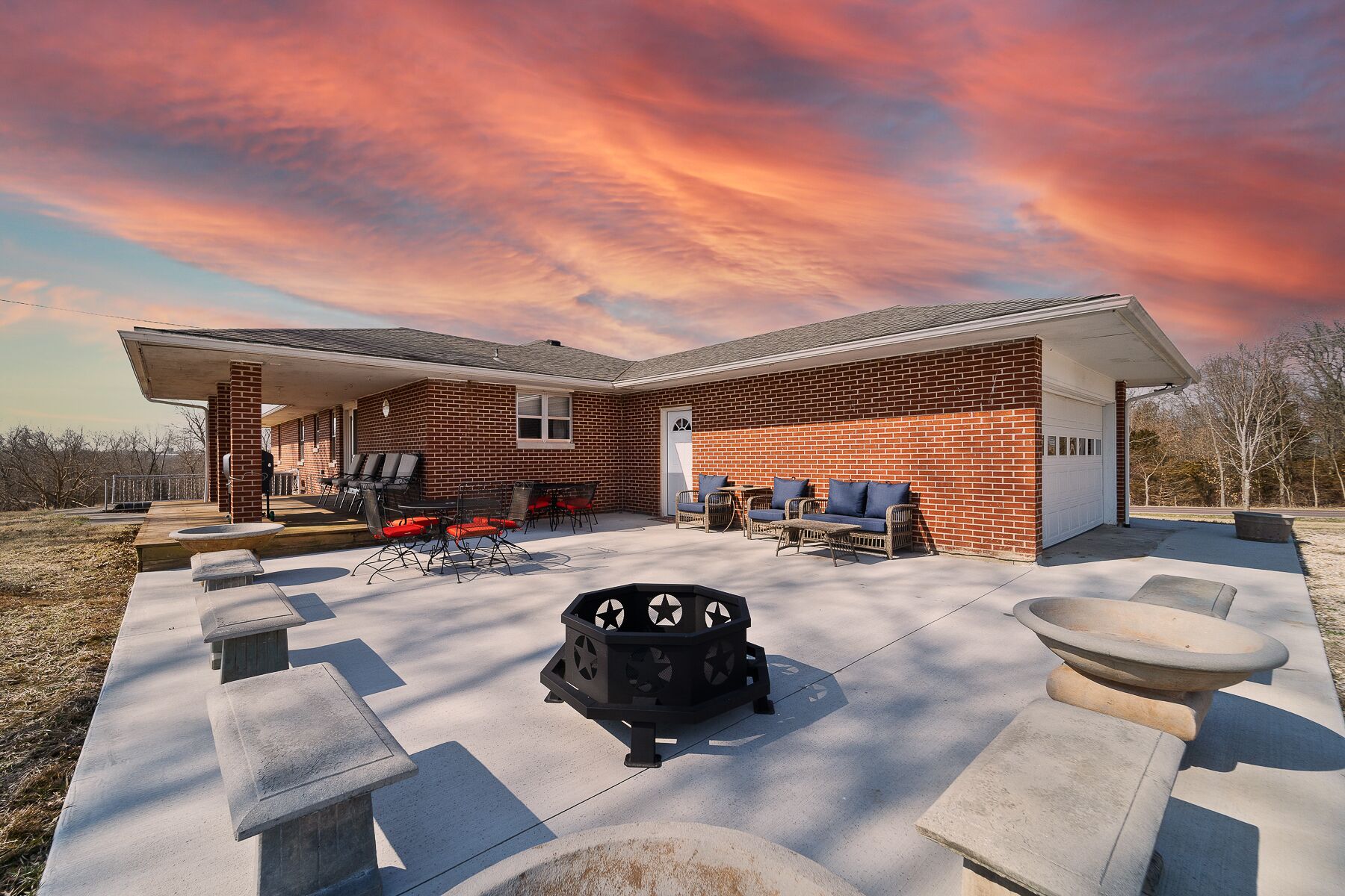 4-12 Guests! 4 bed / 2 bath - Central Missouri - Close to Interstate70 & Hwy 54!